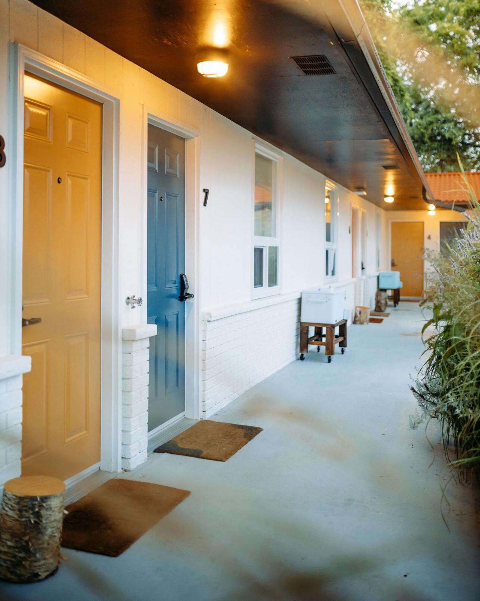 Penny'S Motel Thornbury Exterior photo